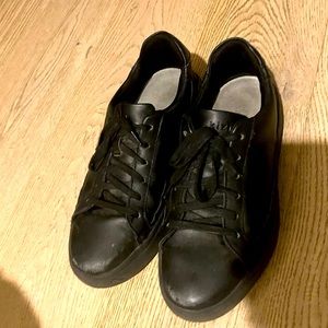 Kizik Vegas all black size 8